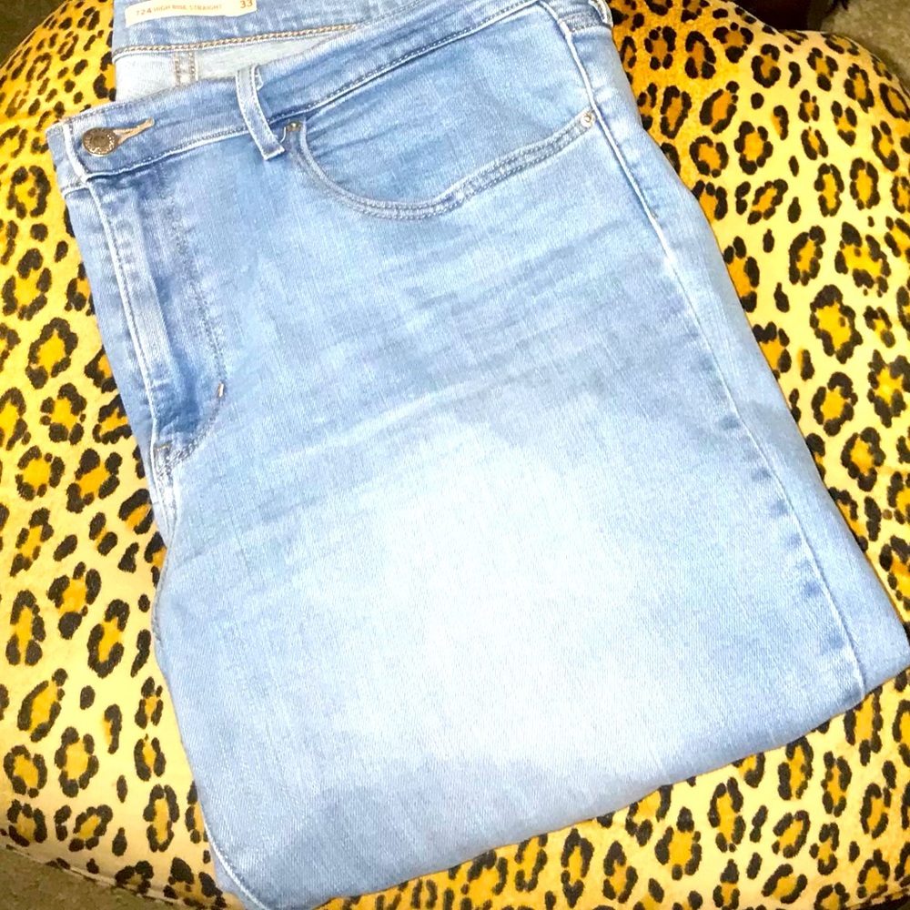 Levi’s Women’s 724 High Rise Straight Jeans